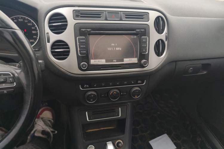 Used Volkswagen Tiguan 2015 1.8TSI Automatic Two-Wheel Drive Luxury Model Audio And AC Panel