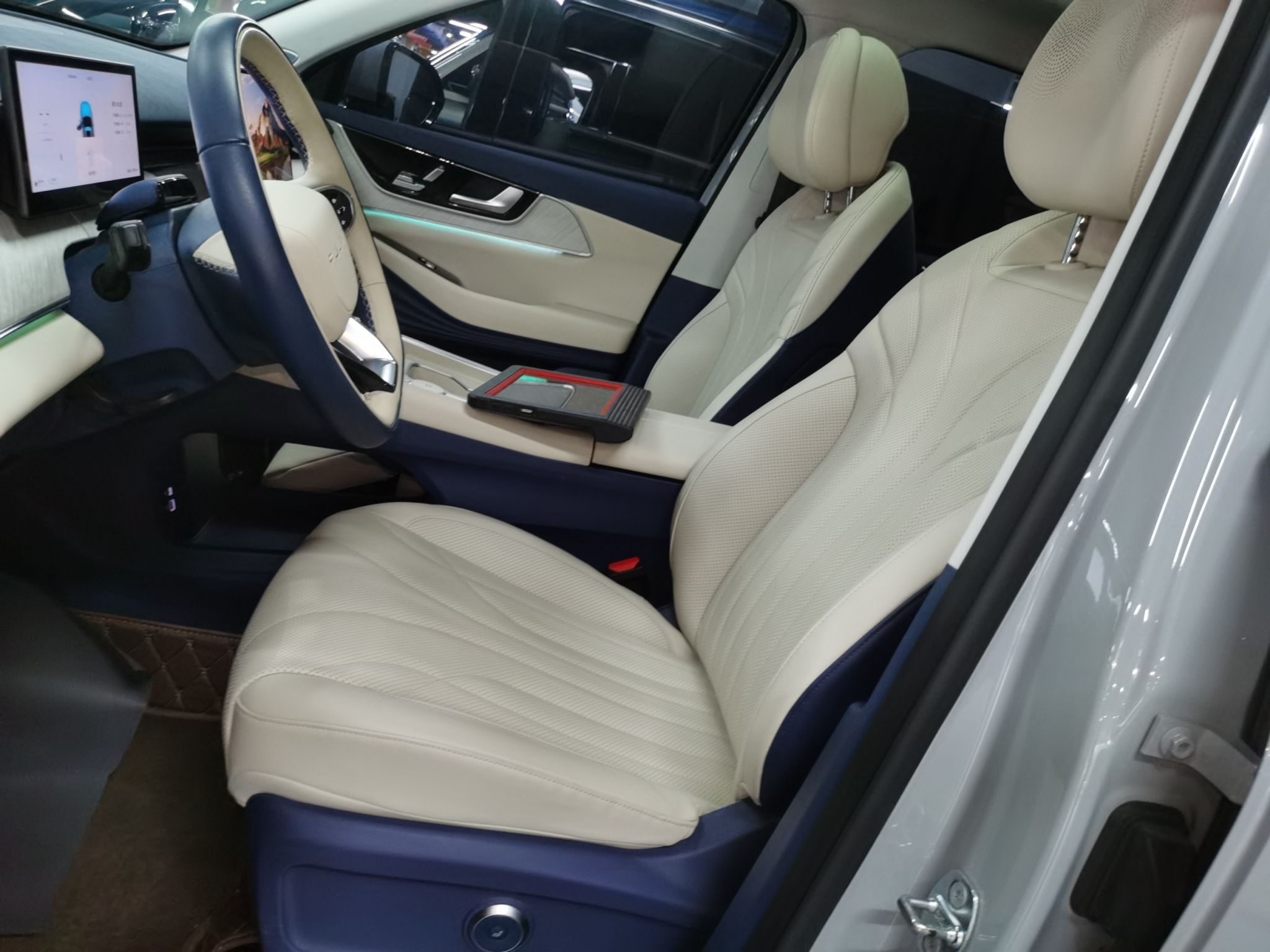 المقاعد الأمامية داخل السيارة