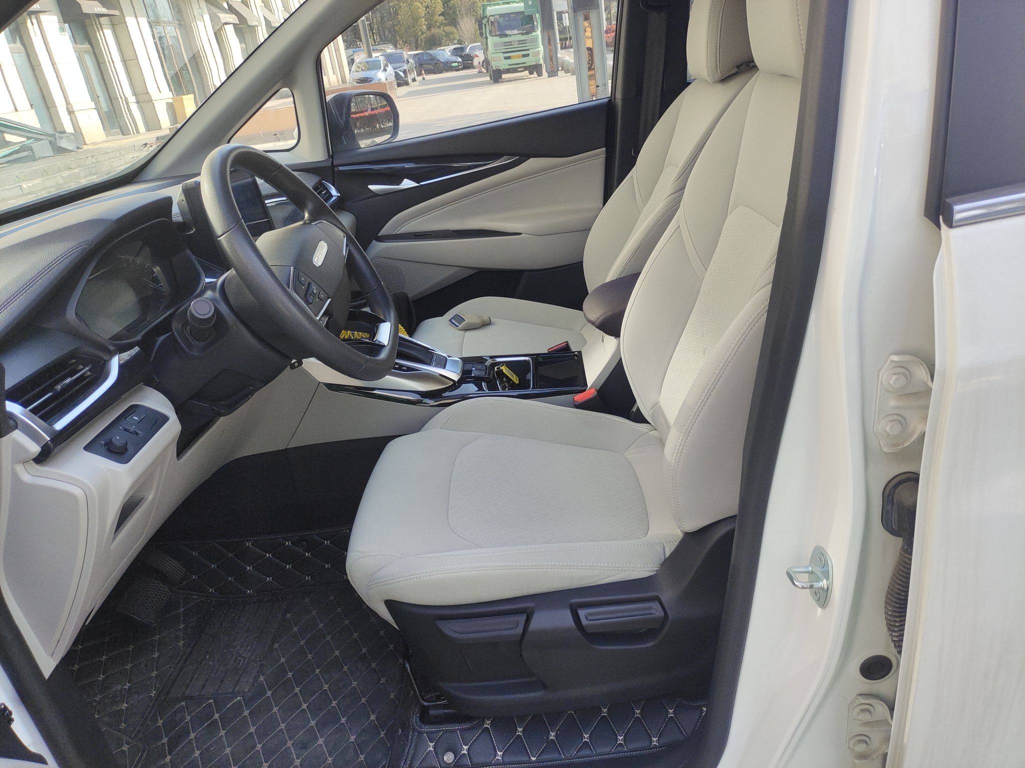 المقاعد الأمامية داخل السيارة