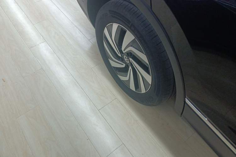 Used Volkswagen Tiguan L 2024 Outstanding Model 300TSI Automatic Two-Wheel Drive Longteng Edition
