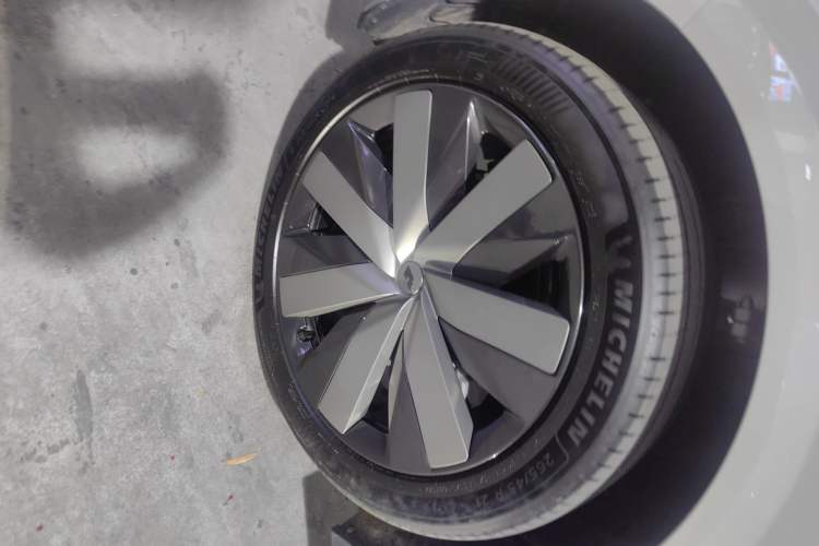 Used Li Auto i6 2025 Model Two-Wheel-Drive Standard Type Left Front Wheel Hub
