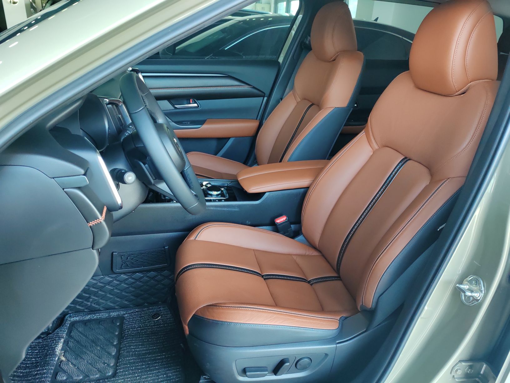 Переднее сиденье в автомобиле