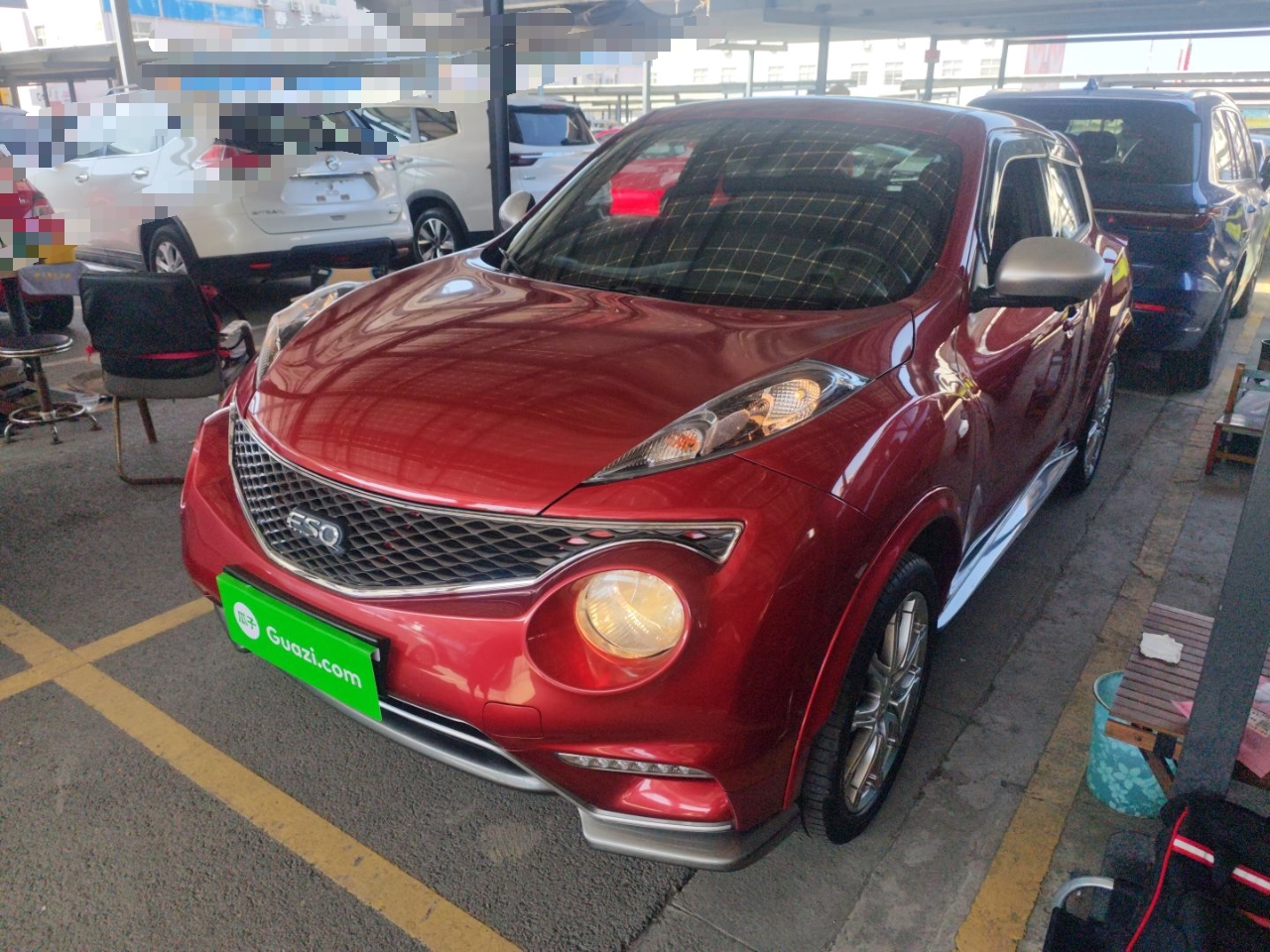 تحت مقدمة السيارة