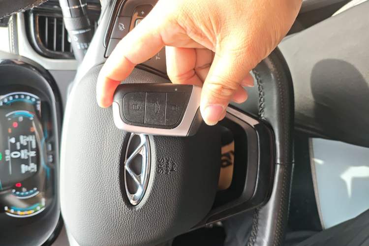 Used Chery QQ Little Ant 2022 Restyled Version Sweet Pink Edition Half-Sugar Version 30.6 kWh 30 kW 301 km Vehicle Key