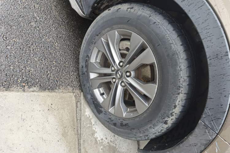 Used Hyundai Santa Fe 2013 2.4L Automatic Two-Wheel Drive Smart Version