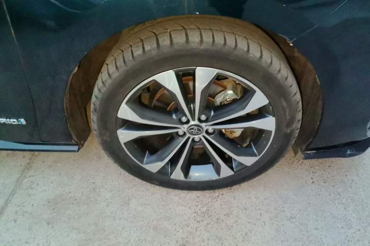 Used Toyota Granvia 2022 2.5L Hybrid Premium Edition Right Front Wheel Hub