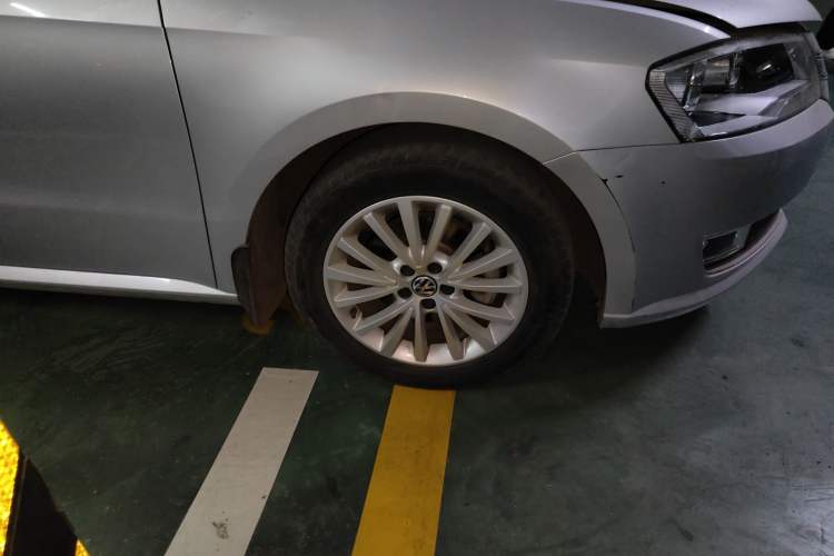 Used Volkswagen Lavida 2013 1.6L Automatic Comfort Edition Right Front Wheel Hub