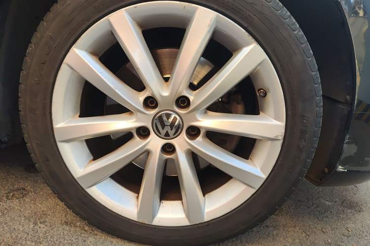Used Volkswagen Magotan 2013 2.0 TSI Prestige Model Right Front Wheel Hub