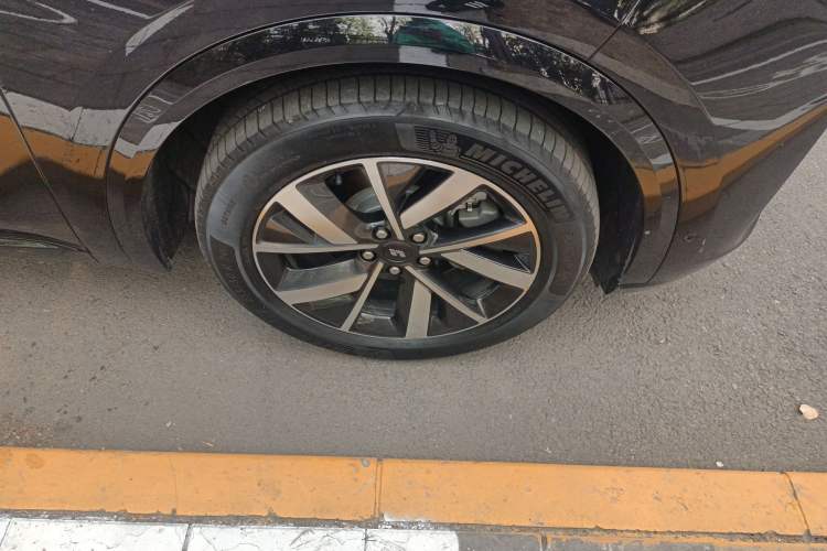 Used Li Auto L8 2023 Max model Right Front Wheel Hub