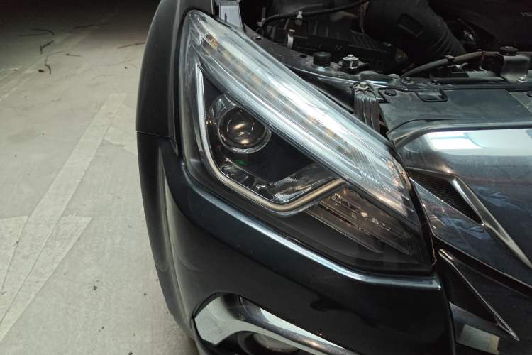 Used Isuzu mu-X 2020 1.9T Diesel Automatic 2WD Jingyue Edition 5 Seats China VI Standard Right Front Headlight