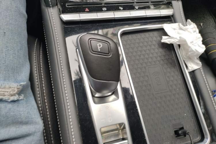 Used Venucia Star 2020 260T Automatic 48V Mild Hybrid Turbocharged Starry Edition Gear Lever