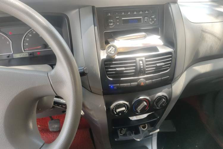 Used Dongfeng Shuaike 2013 Revised Version 1.5L Manual Comfort Trim 7 Seats China IV Standard Audio And AC Panel