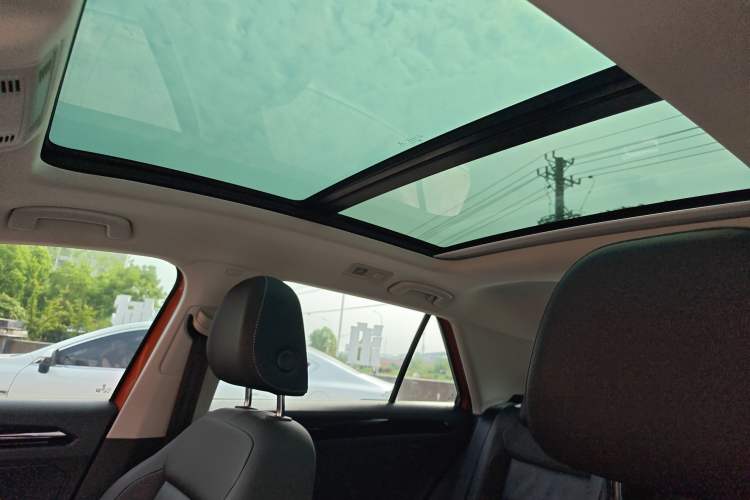 Used Volkswagen T-ROC 2019 280TSI DSG Two-Wheel Drive Comfort Version China VI Standard
