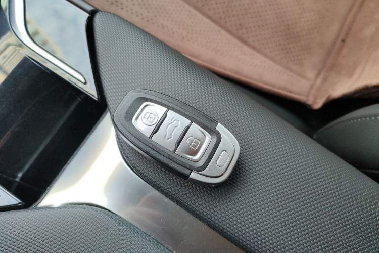 Used Hongqi E-QM5 2022 431 km Charge & Enjoy Edition