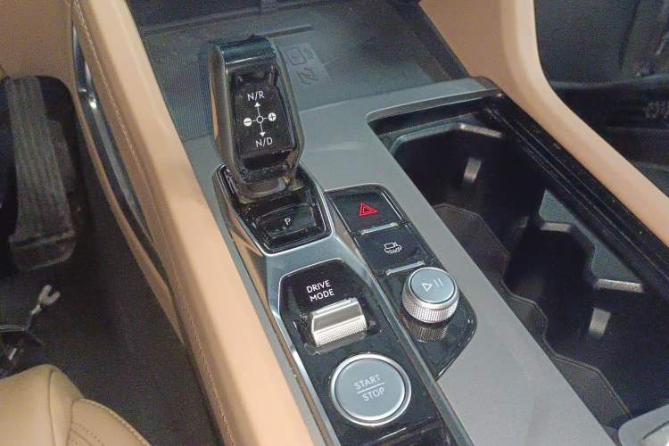 Used Lynk & Co 09 EM-P 2024 2.0TD EM-P Four-Wheel Drive ULTRA Six-Seater
