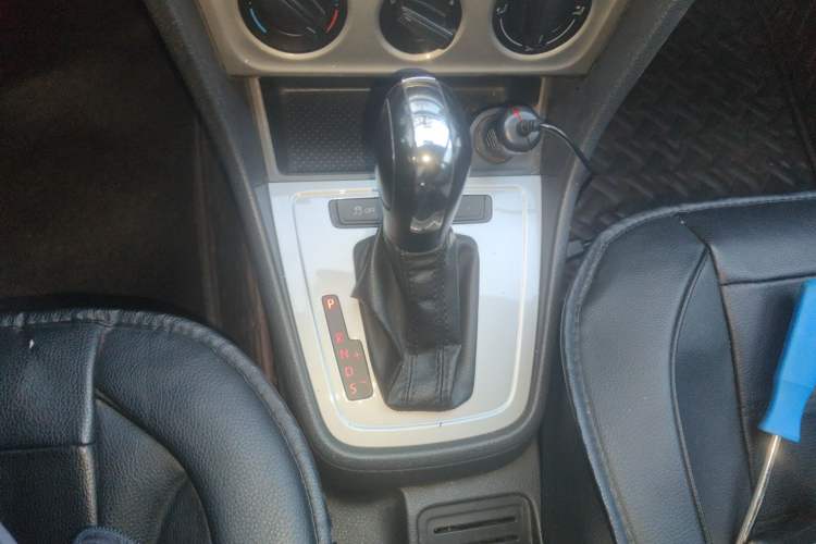 Used Volkswagen Lavida 2015 1.6L Automatic Fashion Edition Gear Lever