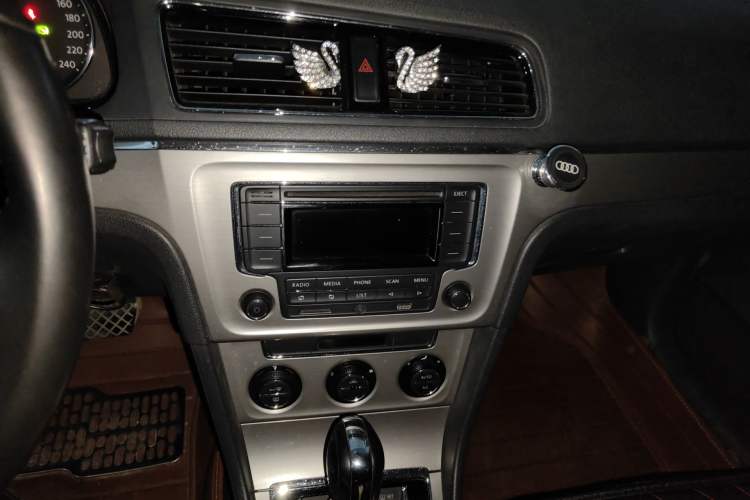 Used Volkswagen Lavida 2013 1.6L Automatic Comfort Edition Audio And AC Panel