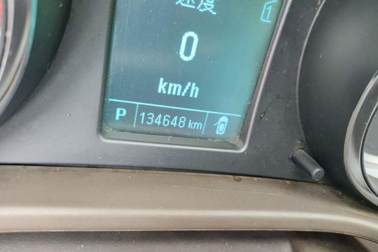 Used Buick Regal 2014 2.0L Leading Fashion Edition Odometer Close Up