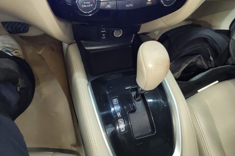 Used Nissan X-Trail 2014 2.0L CVT Comfort Edition 2WD Gear Lever