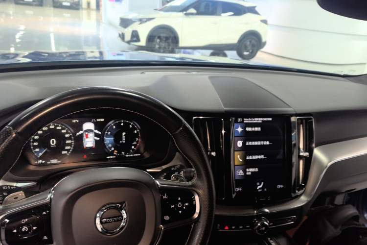 Used Volvo XC60 2019 T5 4x4 Smart & Dynamic Sport Edition China VI Standard