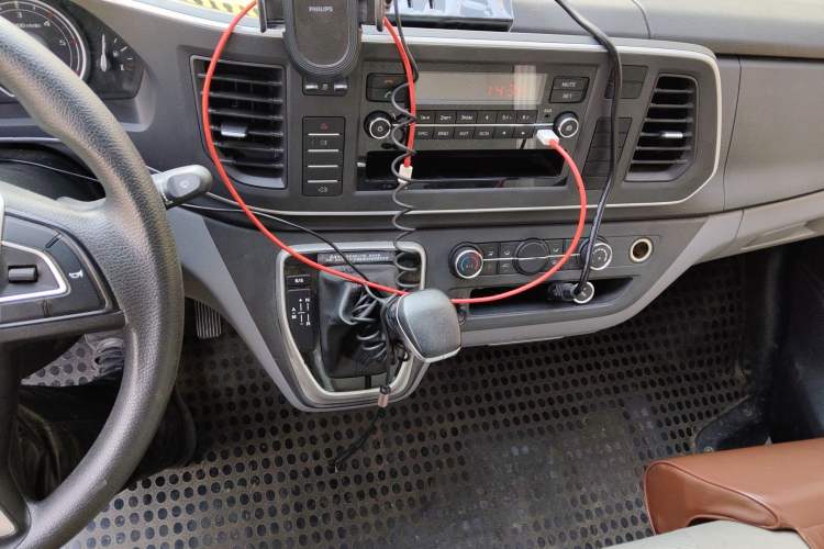 Used SAIC MAXUS Xintu V80 2021 2.0T PLUS AMT Van Short Wheelbase Mid-Roof Design 3 Seats
