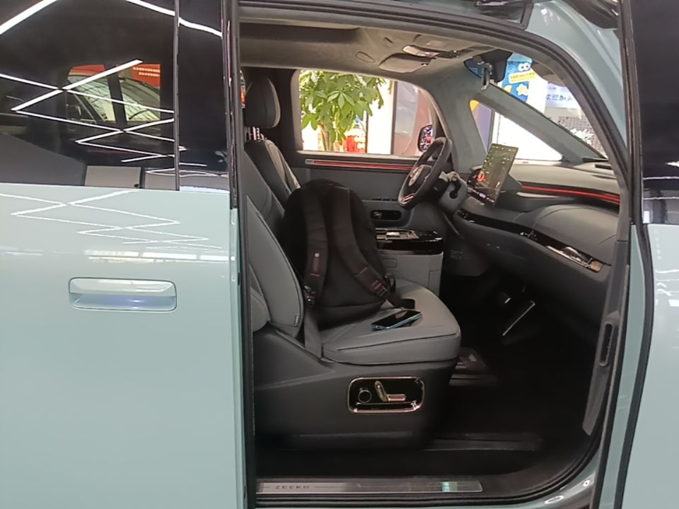 Zeekr MIX 2025 Intelligent Driving Version — снимка 19