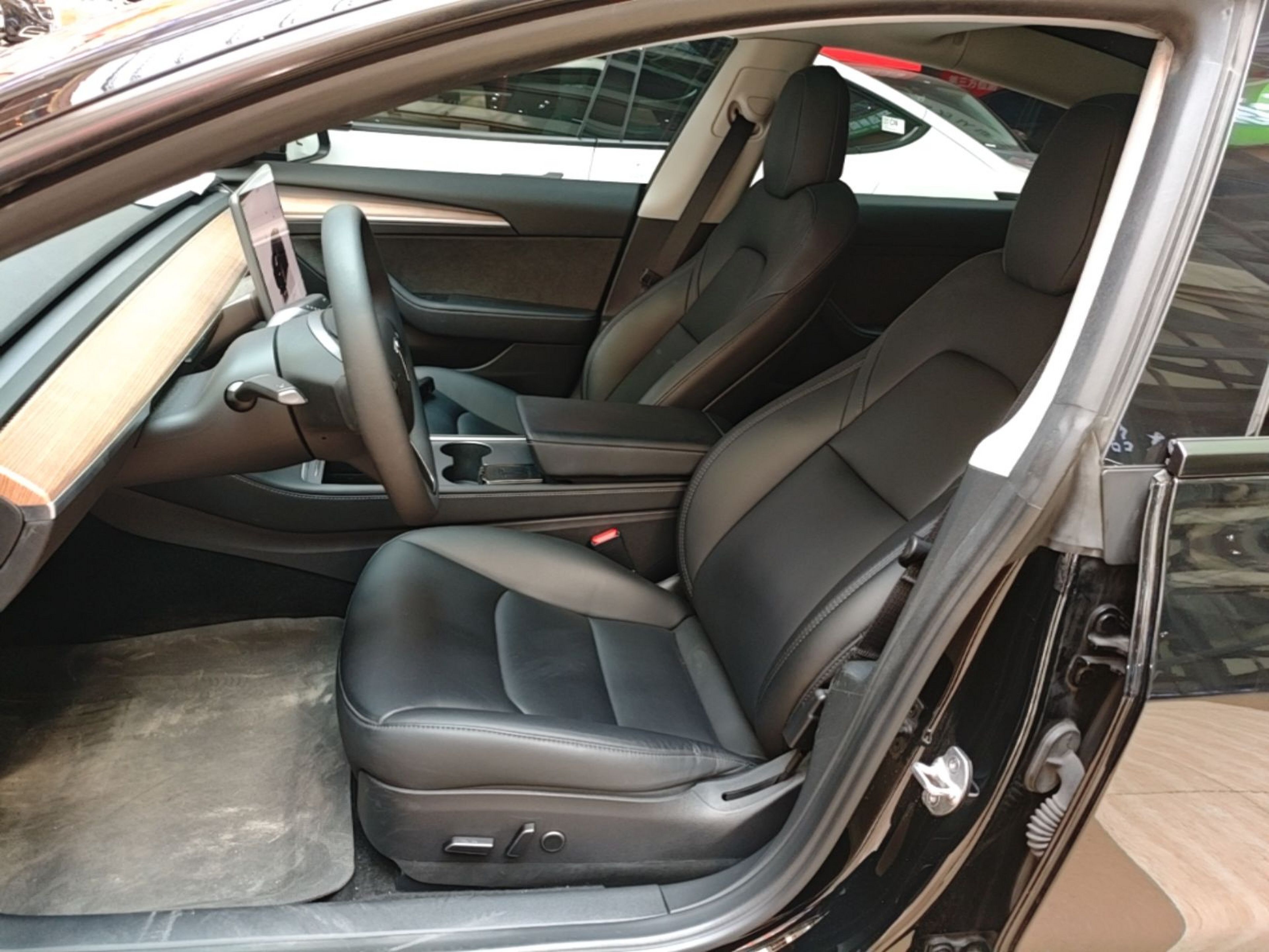 Переднее сиденье в автомобиле