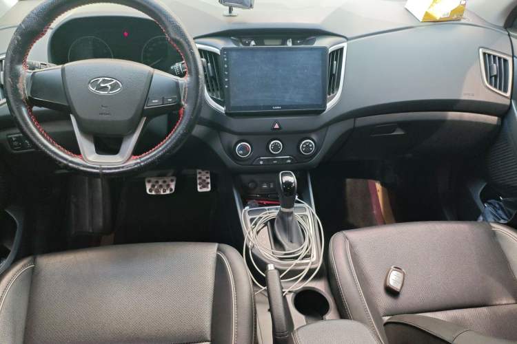 Used Hyundai ix25 2015 1.6L Automatic Two-Wheel Drive Smart GLS Trim Center Console