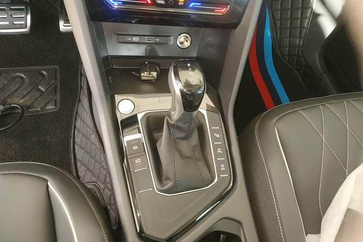 Used Volkswagen Tiguan L 2024 Outstanding Model 330TSI Automatic Two-Wheel Drive R-Line Dragon Glory Edition
