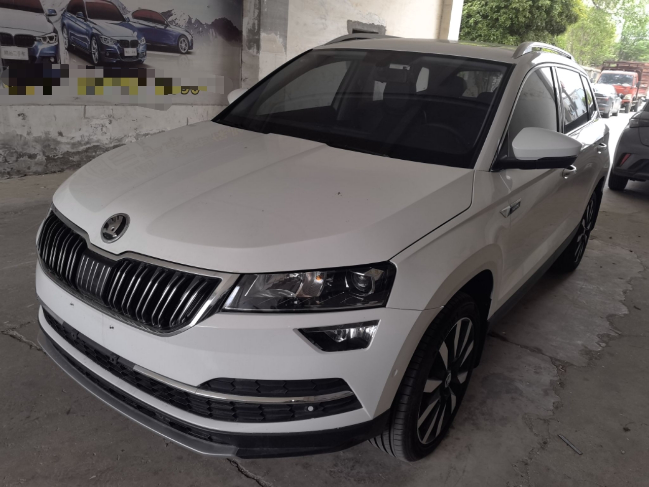 تحت مقدمة السيارة