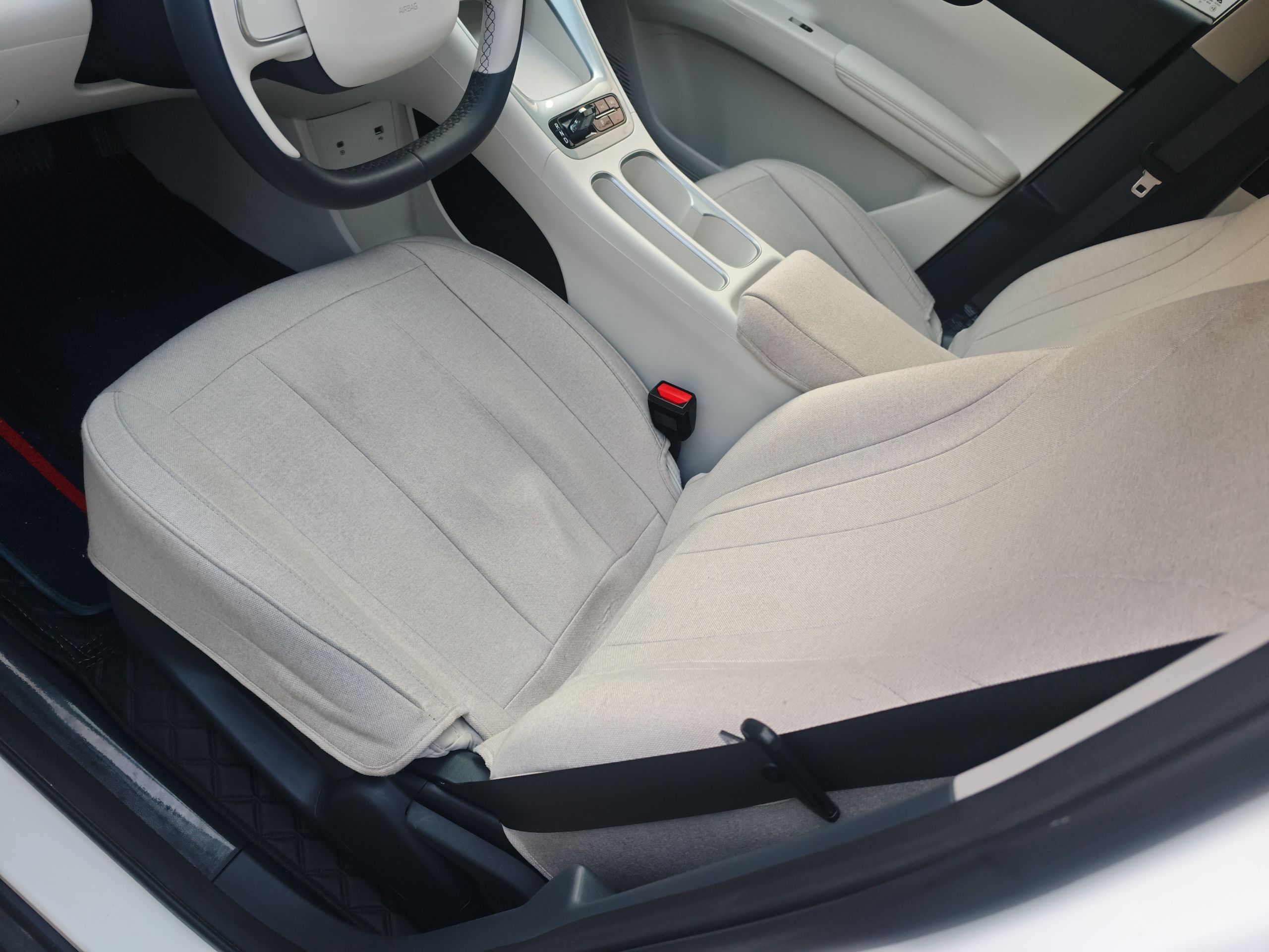 Переднее сиденье в автомобиле