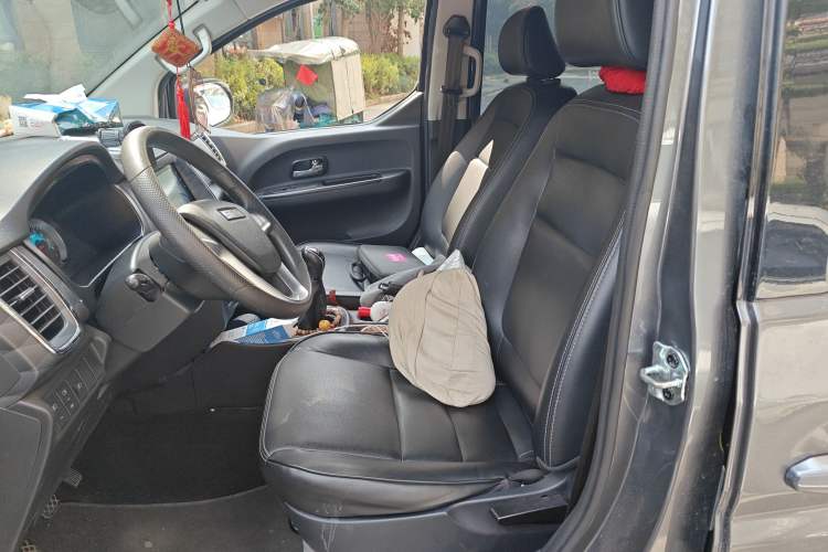 Used Jinbei Gold Hiace 2023 1.5L Passenger Van Travel Lion 5/6/7-Seater with Central Air Conditioning Left Front Seat