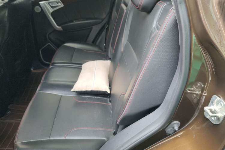 Used Geely Auto GX7 2015 Sports Edition 2.0L Automatic Luxury Upgrade Version China V Standard
