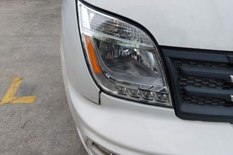 Used SAIC MAXUS Xintu V80 2021 2.0T Manual Classic Aoyuntong 127 PS Mid-axle Mid-roof 6/7/8/9-Seater Right Front Headlight