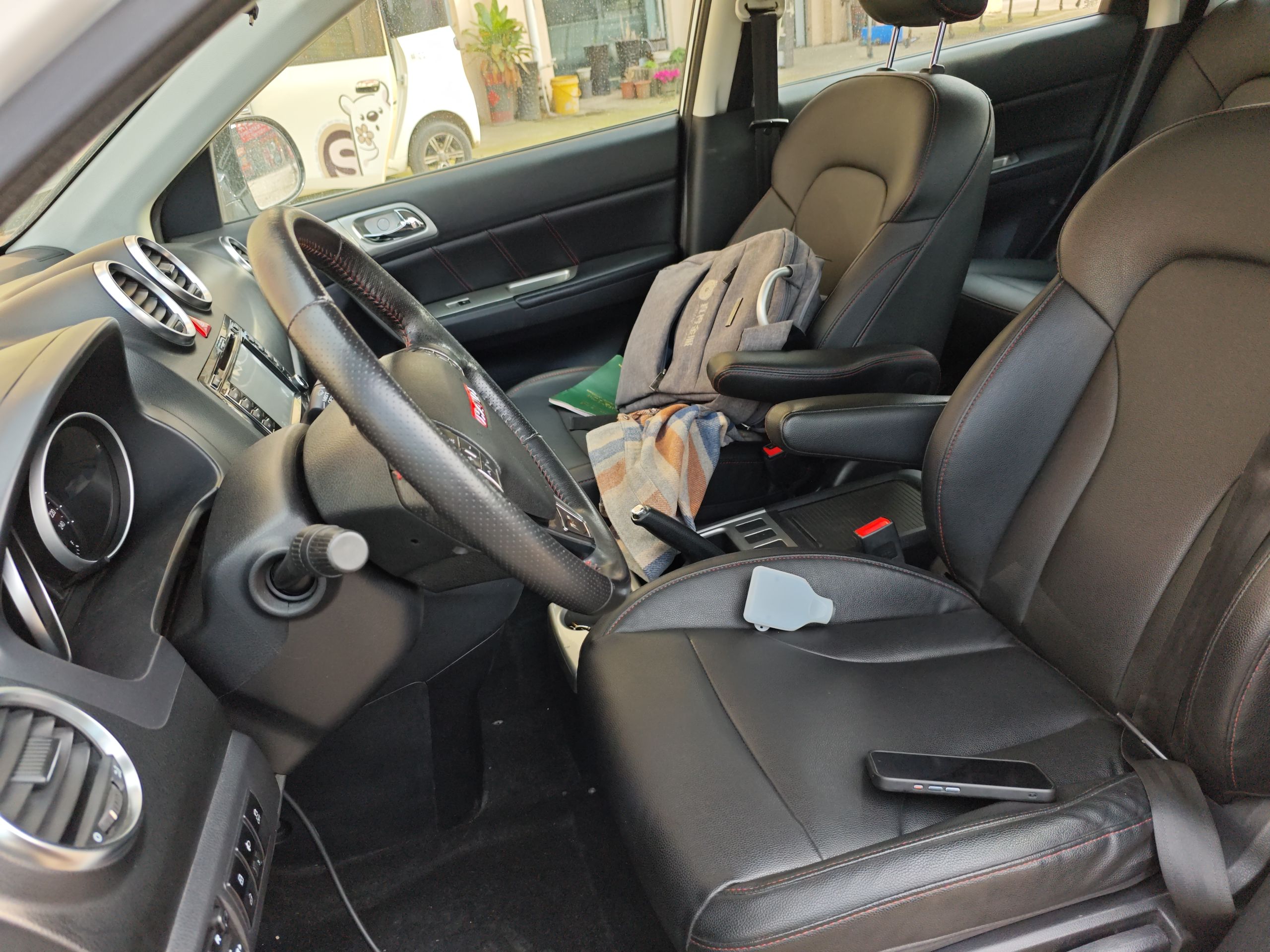 Переднее сиденье в автомобиле