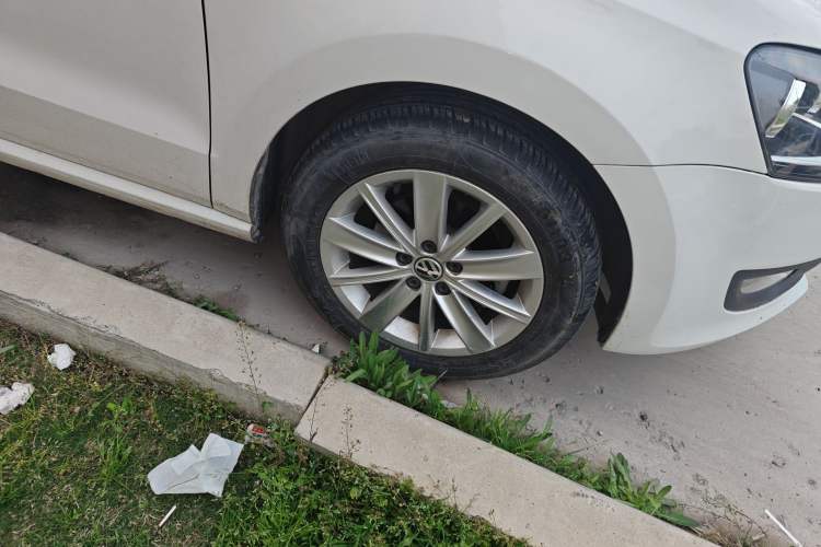 Used Volkswagen Polo 2013 1.6L Automatic Luxury Edition Right Front Wheel Hub