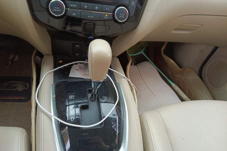 Used Nissan X-Trail 2014 2.0L CVT Comfort Edition 2WD Gear Lever