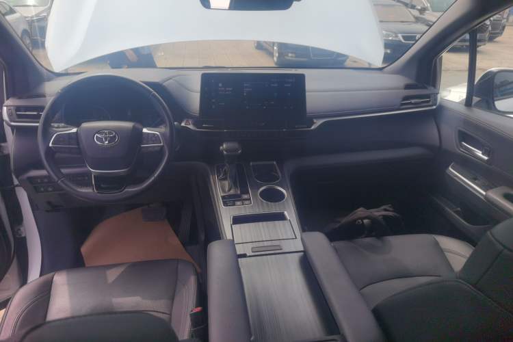 Used Toyota SIENNA 2023 2.5L Hybrid Deluxe Edition