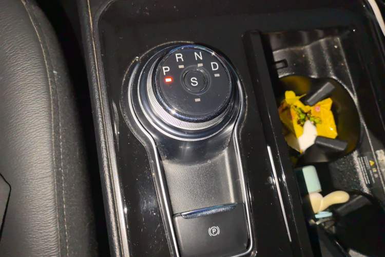 Used Ford Edge 2020 EcoBoost 245 Two-Wheel Drive Titanium 7-Seater Gear Lever