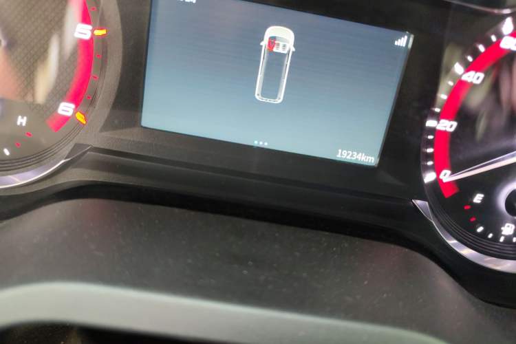 Used SAIC MAXUS Xintu V70 2023 2.0T Elite Edition Manual Transmission Short Wheelbase Low Roof 5/6 Seats (125 hp)
