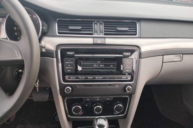 Used Skoda Superb 2013 1.4TSI DSG Sport Edition Audio And AC Panel