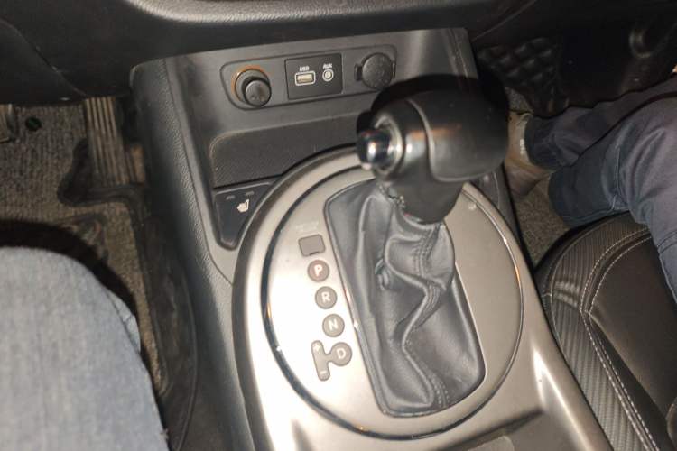 Used Kia Sportage R 2015 2.0L Automatic Two-Wheel Drive DLX Model Gear Lever