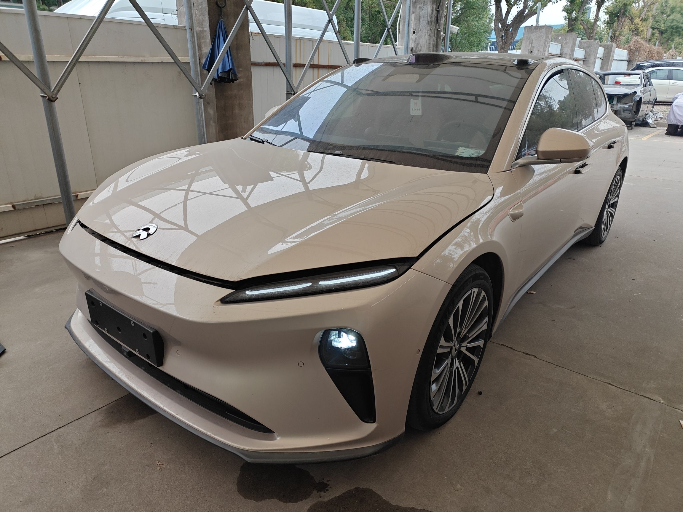 Под передней частью автомобиля