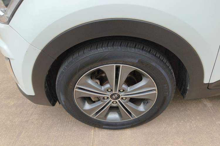 Used Hyundai ix25 2015 1.6L Automatic Two-Wheel-Drive Deluxe DLX Model Left Front Wheel Hub