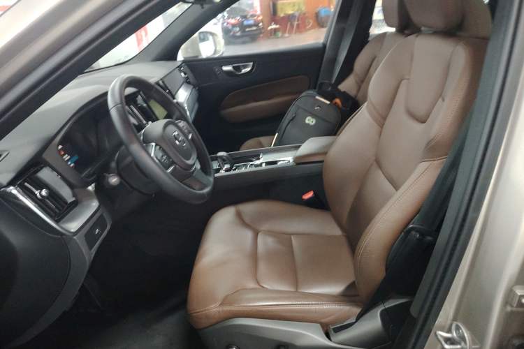 Used Volvo XC60 2025 B5 4x4 Smart Luxury Edition
