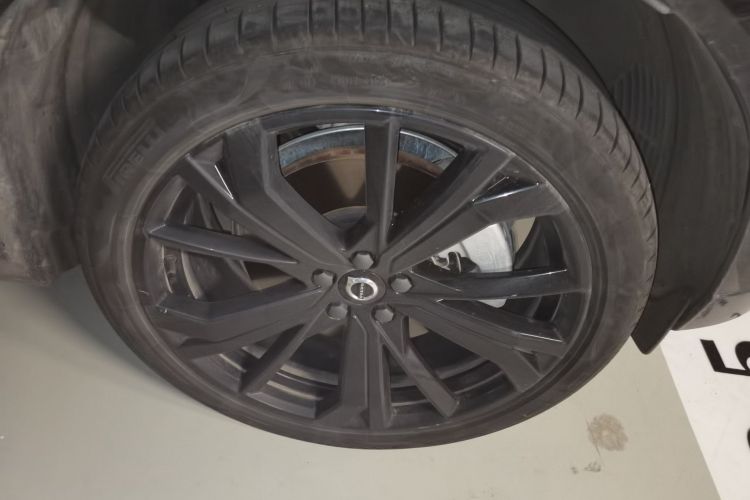 Used Volvo XC60 New Energy 2025 Plug-in Hybrid Long-Range All-Wheel Drive Zhiyuan Extreme Night Black Edition Right Front Wheel Hub