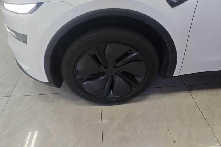 Used Tesla Model Y 2025 Long-Range All-Wheel-Drive Version