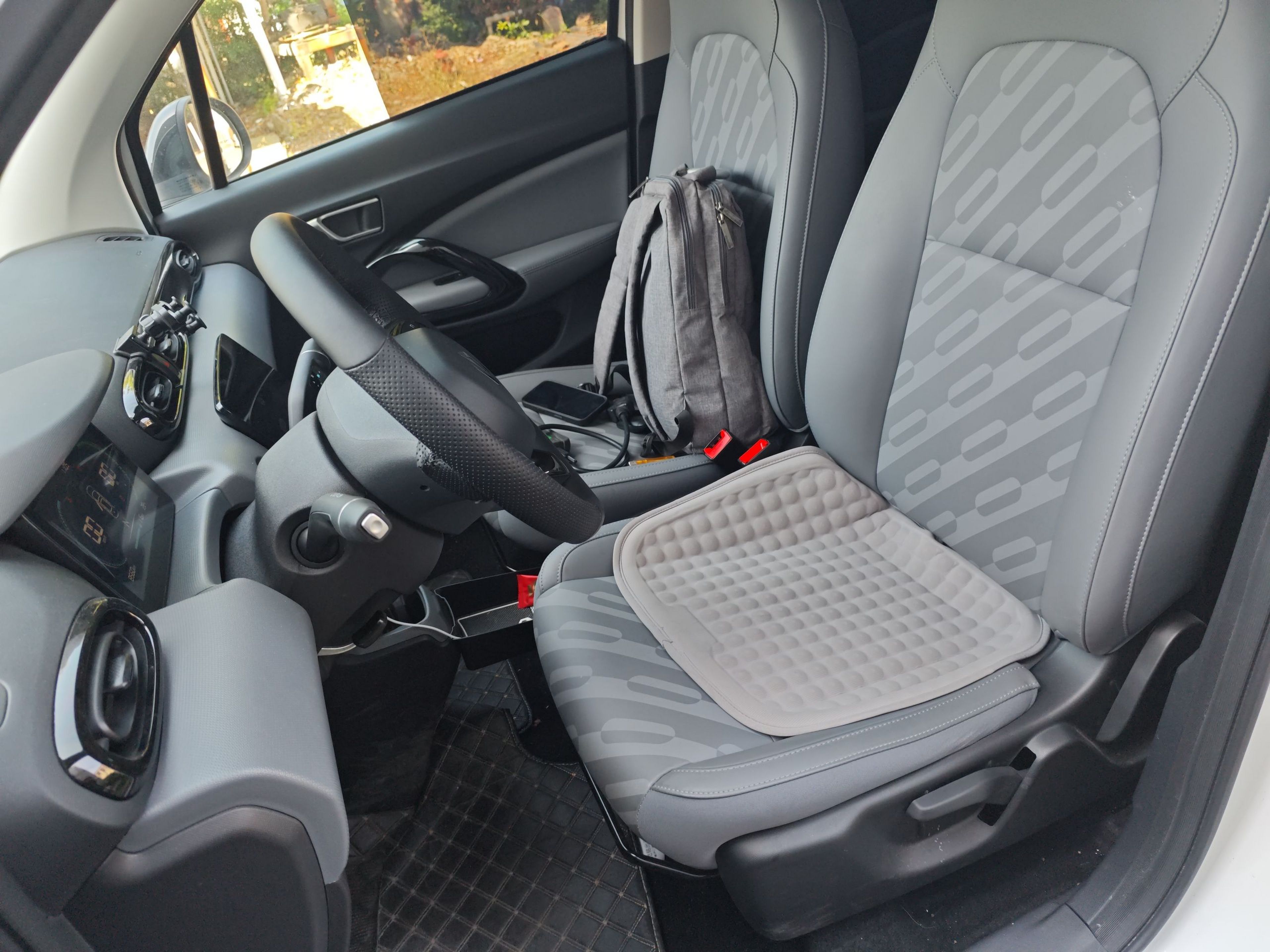 المقاعد الأمامية داخل السيارة