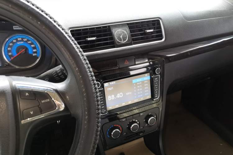 Used Dongfeng Fengon 360 2015 1.5L Manual Luxury 7-Seater China IV Standard Audio And AC Panel