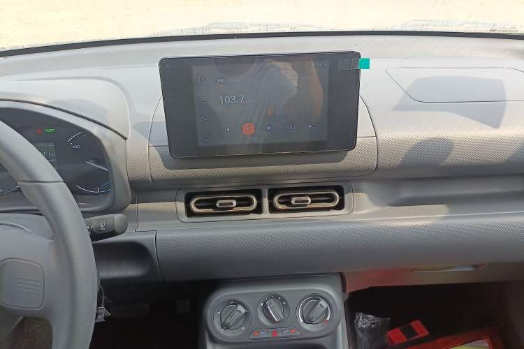 Used Wuling Hongguang New Energy 2024 All-Electric Model 300KM Standard Version Audio And AC Panel